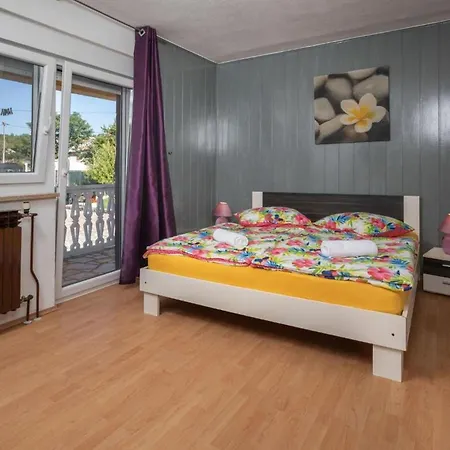 House House Lola